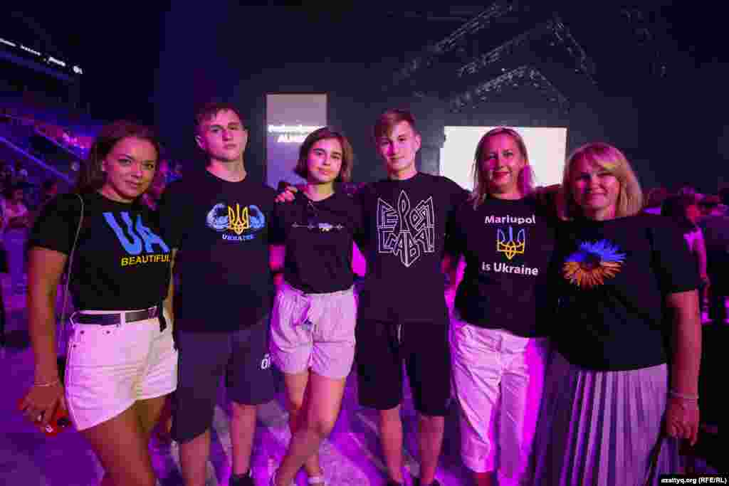 Украинаның атрибуттары бар футболка киген кейбір көрермен күзет пен полиция кордонынан өтіп кеткен. &ndash; Полиция өткізбеген соң концертті ұйымдастырушыларды шақыруды талап еттік. Кейін бізге бір жігіт келді, оның күзет басшысы екенін түсіндік. Ол барлық адам бір сұрақты қойып жатқанына ашуланды, тіпті бізге ортан терегін безеді. Оны видеоға түсіріп алдым және Қазақстанның Қылмыстық кодексінде ұлтаралық араздықты қоздыру бабы барын айттым. Кейін полиция "өте беріңдер" деп концертке кіргізді, - дейді Кристина Кунах (суретте сол жақта шетте тұр).