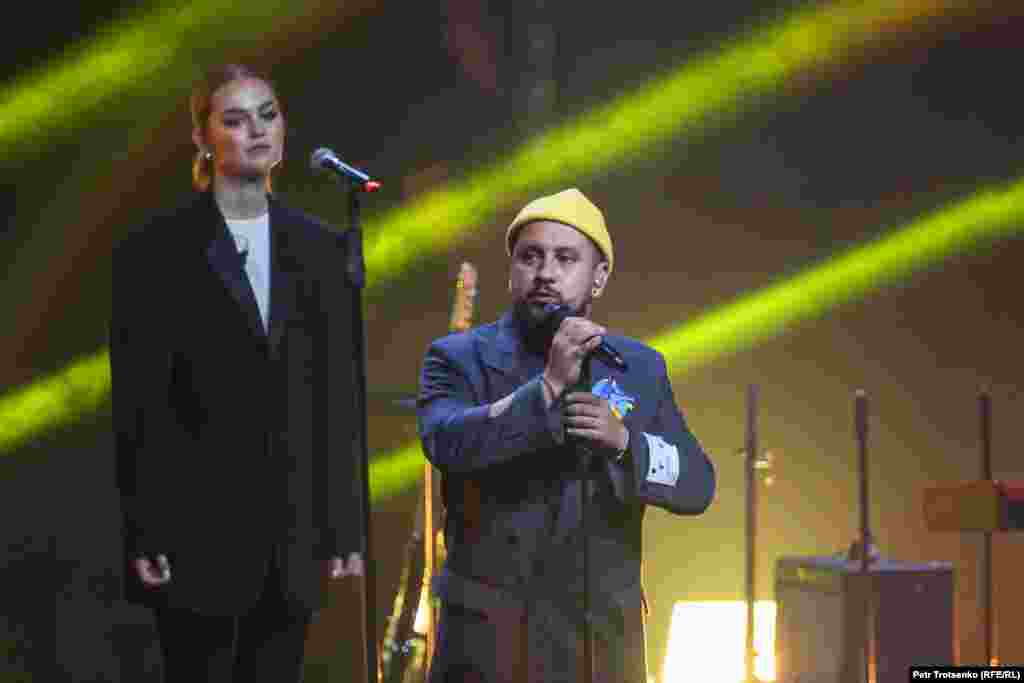 Украина әншісі Дмитрий Монатик концертте "қазір үйіме зымыран түсуі мүмкін" деген қорқынышпен өмір сүрудің өзі қорқынышты. Ересектер осылай қорықса, балаларға не боларын елестетіп көріңіздерші? Балалар сабақ соңындағы қоңыраудан соң үзіліске шығамын жүгіріп жүрудің орнына, әуе дабылынан қорғанатын жертөлелерге қашып жүр. Әр күніміз осылай өтіп жатыр. Бізді қолдап, Ресей бастаған соғысқа алаңдағандарыңыз үшін сіздерге алғысым шексіз. Үнсіз қалмағандарыңыз өте маңызды" деді.