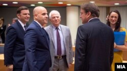 Прва меѓувладина конференција меѓу Македонија и ЕУ во Брисел. Премиерот Димитар Ковачевски и еврокомесарот за проширување Оливер Вархеји