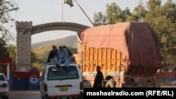 د مې پر ۲۱مه په خرلڅيو کې د لارې پرانيستو وروسته تجارتي ګاډو تګ راتګ پيل کړی دی ـ انځور له ارشيفه