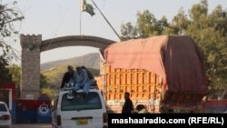 مال او مساپر وړونکي ګاډي د خرلڅیو په وره له کورمې څخه د پکتیا پټان ولسوالۍ ته اوښتو ته منتظر دي - پخوانی انځور.