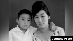 Лариса (Полярина) Григорьевна уулу Эрик Кубанычбеков менен. Кыргызча ысымы Жылдыз. Нурбековдордун үй-бүлөлүк архивинен.