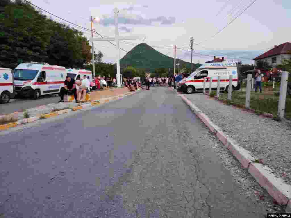 Disa autoambulanca shihen në rrugë, në Rudarë të Zveçanit.