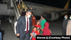 Сириядан кайтарылган тажикстандык аялдар менен балдар. Дүйшөмбү, 25-июль 2022-жыл. "Ховар" агенттигинин сүрөтү
