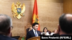 Kryeministri i Malit të Zi, Dritan Abazoviq, në Kuvendin e Malit të Zi gjatë seancës së mosbesimit ndaj Qeverisë së tij. 19 gusht 2022.