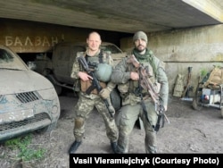 Васіль Верамейчык (зьлева) у зоне баявых дзеяньняў. Фота з прыватнага архіву