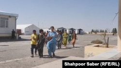 شماری از جوانانی که منتظر یافتن قاچاقبر و عبور سرحد به قصد رفتن به ایران هستند