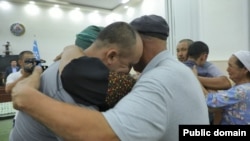 Каракалпакстан окуяларына күнөөлөнүп, соттолуп жаткандардын жакындары.