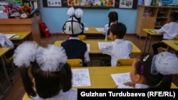 Бишкектеги мектептердин биринде. 1-сентябрь, 2022-жыл.