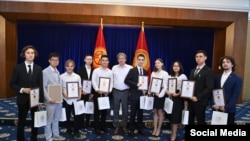 Юрий Низовский "Алтын сертификат" алган окуучулары менен.