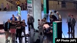 تصویر : لحظاتی پس از آن که سلمان رشدی هدف حمله قرار گرفت و به زمین افتاد