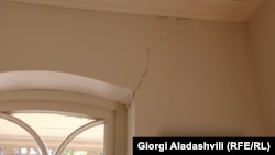 სახლ-მუზეუმის დაბზარული კედლები