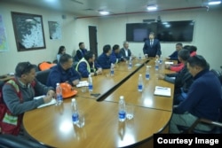 Акылбек Жапаров и Камчыбек Ташиев провели совещание с коллективом предприятия. 24 августа 2022 года.