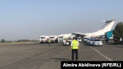 Самолет в аэропорту Оша, доставивший тела погибших кыргызстанцев. 23 августа 2022 года. 