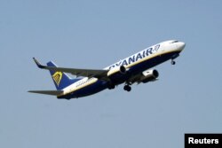 Aeroplan i kompanisë Ryanair - njëra prej disa kompanive ajrore që operojnë në Shqipëri.