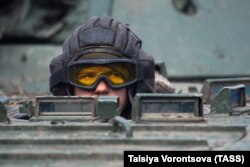 Një luftëtar i të ashtuquajturës "Republikës Popullore të Donjeckut" duke luftuar kundër forcave ukrainase në Donbas. 6 mars 2022.