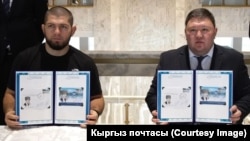 "Кыргыз почта" ишканасынын жетекчиси Марат Черикчиев менен Хабиб Нурмагомедов