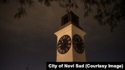 Prepoznatljiv simbol Petrovardinske tvrđave iznad Novog Sada takođe je u mraku