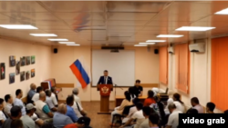 Жахонгир Жалоловдун мекендештери менен жолугушуусу тартылган видеону Vetta телеканалы жарыялады. 