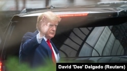 Donald Trump părăsește Trump Tower la două zile după ce agenți FBI au percheziționat casa sa din Mar-a-Lago/ Palm Beach 