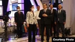 Посол Китая в Кыргызстане Ду Дэвэнь (вторая слева) во время посещения КТРК. 24 августа 2022 года.