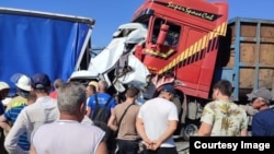 Кырсыкка кабылган кичи автобус. Орусия. 21-август, 2022-жыл. Сүрөт Кубанычбек Эркинжан уулуна таандык.