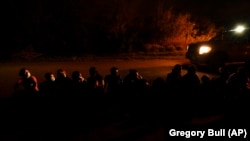 უცხოელი მიგრანტების ჯგუფი კვეთს მექსიკა-ამერიკის საზღვარს. 2021 წლის 17 მაისი.