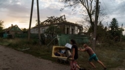 Un rezident salvează unele bunuri rămase în urma unui atac cu rachetă în Kramatorsk, estul Ucrainei, marți, 16 august 2022.