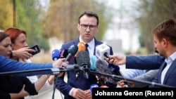 Drejtori i Zyrës për Kosovën në Qeverinë serbe, Petar Petkoviq, gjatë adresimit për media në Bruksel pas përfundimit të rundit të dialogut ndërmjet  Kosovës dhe Serbisë më 18 gusht 2022.