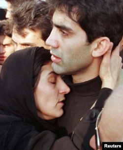 پرستو فروهر و برادرش پس از بازگشت به تهران در آذر ۷۷