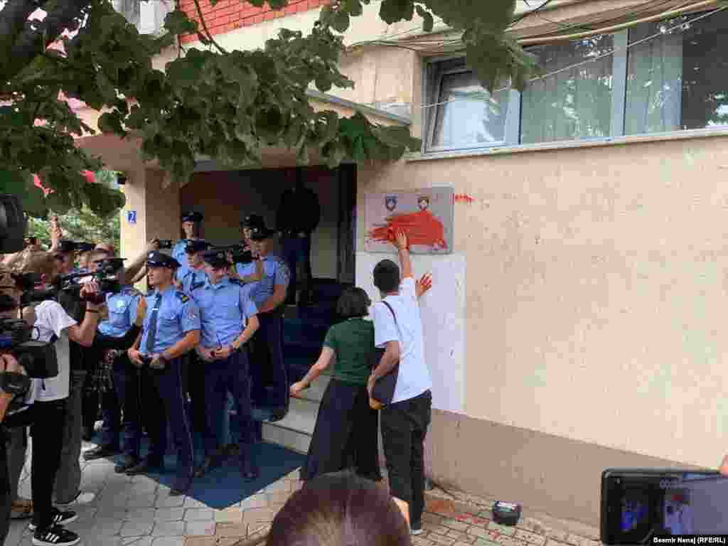 Protestuesit hodhën ngjyrë të kuqe në drejtim të ndërtesës së Këshillit Gjyqësor. Ata po kërkojnë dënim meriton për të dyshuarit e dhunimit të të miturës.&nbsp;