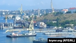 Завантаження крилатих ракет типу « Калібр » на підводний човен у Південній бухті, 2022 рік