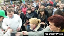 "Азатлык" лидерлары "Кырлай" паркында Татар тасмасы тарата