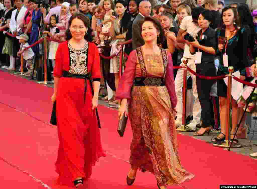 Раиса Атамбаева вместе с супругой экс-премьера КР Бабанова на фестивале мод в Бишкеке, 2012