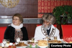 Залкар манасчы Жусуп Мамай (1918 – 2014) Кыргызстандын мурдагы президенти Роза Отунбаева менен. Ак-Чий ш., КЭР. 27.6.2012.