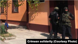 Kezlevde Rusiye quvetçileri qırımtatarlarnıñ evini tinte, 2021 senesi iyülniñ 22-si