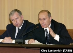Președintele Vladimir Putin (dreapta) vorbește la o întâlnire a oficialilor Serviciului Federal de Control al Drogurilor, din 2004. Putin l-a numit pe Viktor Cerkesov (stânga), care a supravegheat captura de cocaină din 1993, ca șef al agenției Antidrog, adică șef peste drogurile din toată Rusia cu un an mai devreme. (TASS)