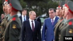 В.Путин ва Э.Раҳмон баъди имзои созишнома ба пойгоҳи 201 рафтанд. 5 октябри соли 2012