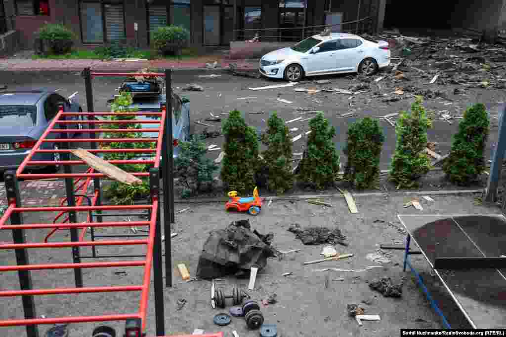 Rrënojat e shpërndara pas sulmit me dron në lagjen Shevçenkivski.Autoritetet e Kievit thonë se një person u vra dhe dy të tjerë u plagosën nga sulmet e 21 korrikut. Sulme u raportuan gjithashtu edhe në rajonet e Harkivit dhe Ivano-Frankivskut.