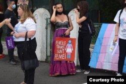 Activista Antonella Lerca Duda descrie procesul de schimbare a actelor drept „un calvar”.