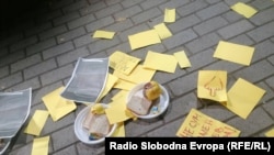 Студентите оставија чинии со храна за властите. Марш на студенти на 17 ноември, 2022, од Влада до Министерство за образование.