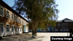 Кеминдеги мектеп. Иллюстрациялык сүрөт.