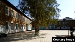 Кеминдеги мектеп. Иллюстрациялык сүрөт.