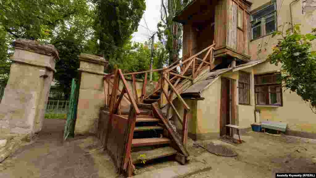 Дерев'яний ганок у старому житловому будинку по сусідству