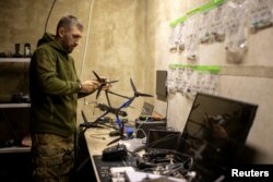 Військовослужбовець підрозділу безпілотників 7-го корпусу швидкого реагування готується до перекидання свого підрозділу до Покровська