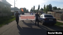 Кара-Кулжа районунда Асылбек Жээнбековдун тарапташтары митинге чыгышты