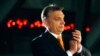 Viktor Orban, premijer Mađarske i lider vladajućeg FIDES-a, na vlasti je od 2010. godine, a u nedelju 3. aprila bori se za još jedan mandat. Na ovoj fotografiji pozdravlja svoje pristalice posle pobede na izborima 6. aprila 2014. 
