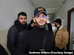 Studentul Abderrazed ar vrea să obțină informații despre cum poate să rămână să învețe în România.
