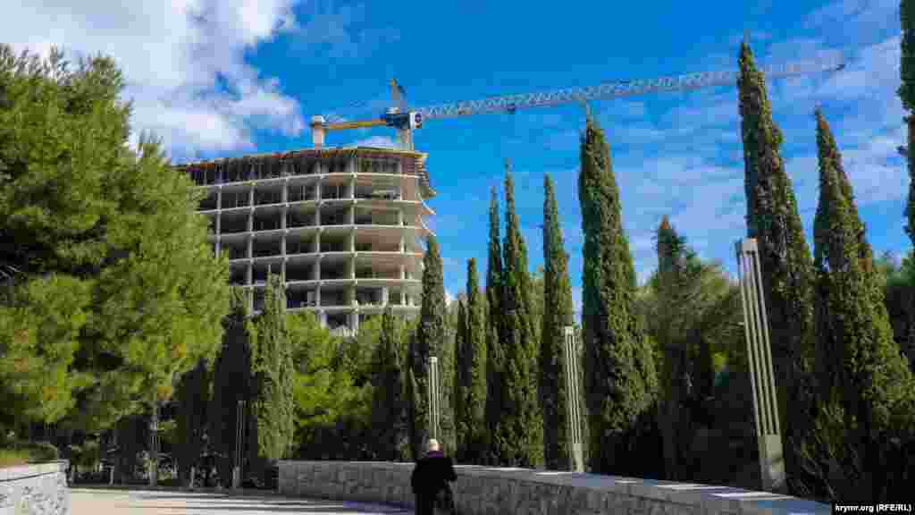 По сусідству з &laquo;Форосом&raquo; кипить будівництво паркового комплексу &laquo;Південна Рів'єра&raquo;, де, як розповідають у селищі, буде 22 поверхи. На самому паспорті об'єкта ця деталь чомусь не вказана