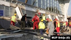 Pamje nga zona e shembjes së strehës së betonit në Novi Sad.